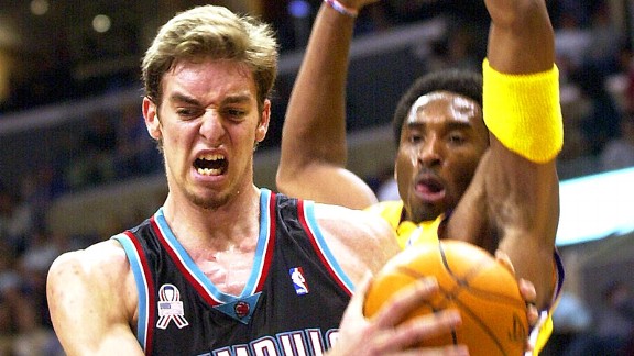 Pau Gasol of the Memphis Grizzlies and Kobe Bryant of the Los Angeles Lakers in 2001