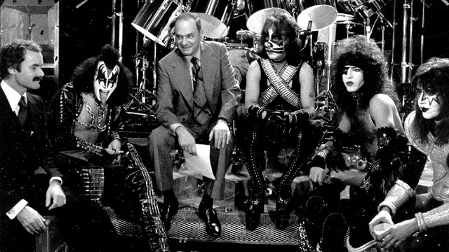 Edwin Newman, Gene Simmons, Peter Criss, Paul Stanley, Ace Frehley, Bill Aucoin