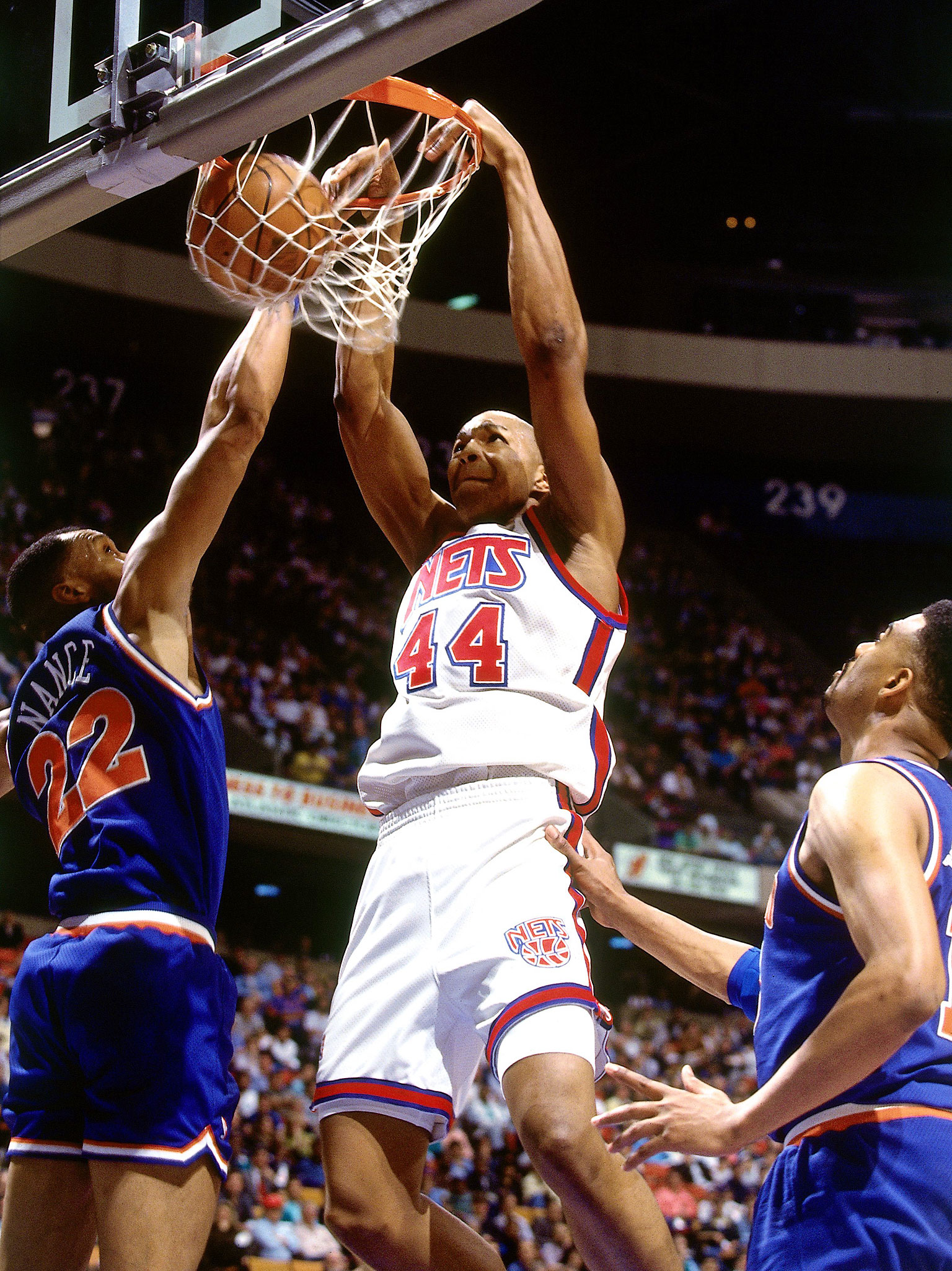 Derrick Coleman dunks on Larry Nance : NBAimages