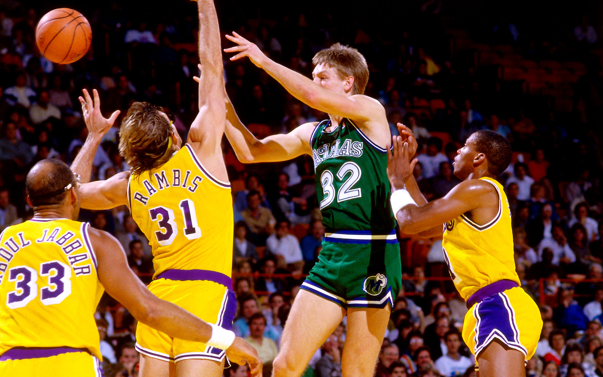Detlef Schrempf passes through the Lakers defense : NBAimages2048 x 1280