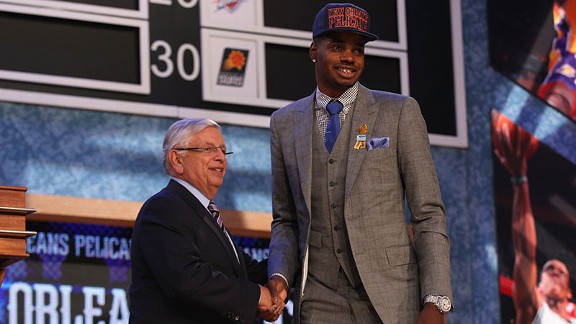 Nerlens Noel (R) of Kentucky poses for a photo with NBA Commissioner David Stern after Zeller was drafted #6 overall in the first round by the New Orleans Pelicans during the 2013 NBA Draft at Barclays Center on June 27, 2013 in in the Brooklyn Bourough o