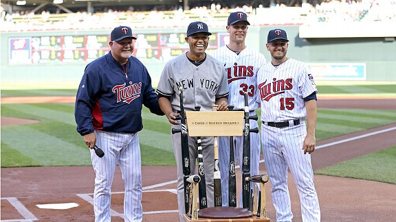 Twins give Mariano Rivera a rocking chair made of broken bats : r