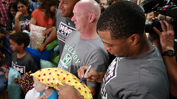 Hope Week Yankees Hand Out Pillows Yankees Blog Espn