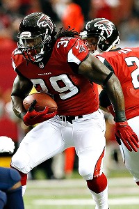 Falcons' Jackson leaves game after TD run