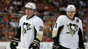Pittsburgh Penguins left wing James Neal (18) and Evgeni Malkin
