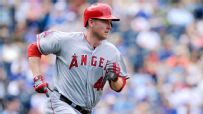 Trumbo heads to D-backs in 3-team trade