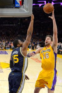 Pau Gasol, Derrick Favors