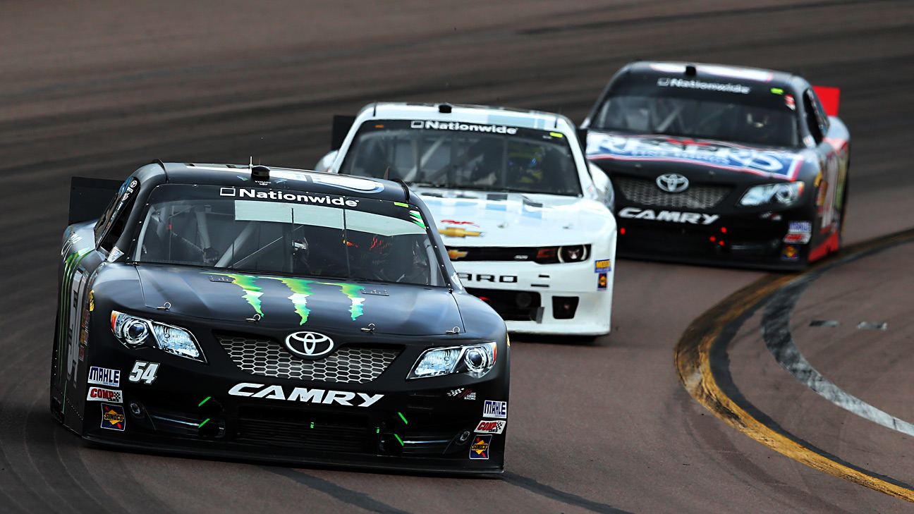 Kyle Busch wins third straight race at Phoenix