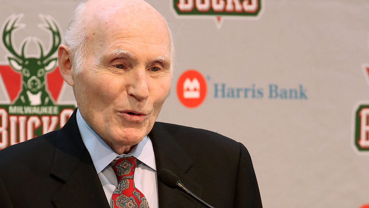 Former Milwaukee Bucks owner Herb Kohl gives stadium employees 500 as