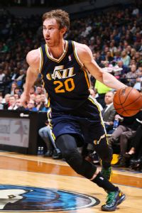 Hornets extend offer to Hayward