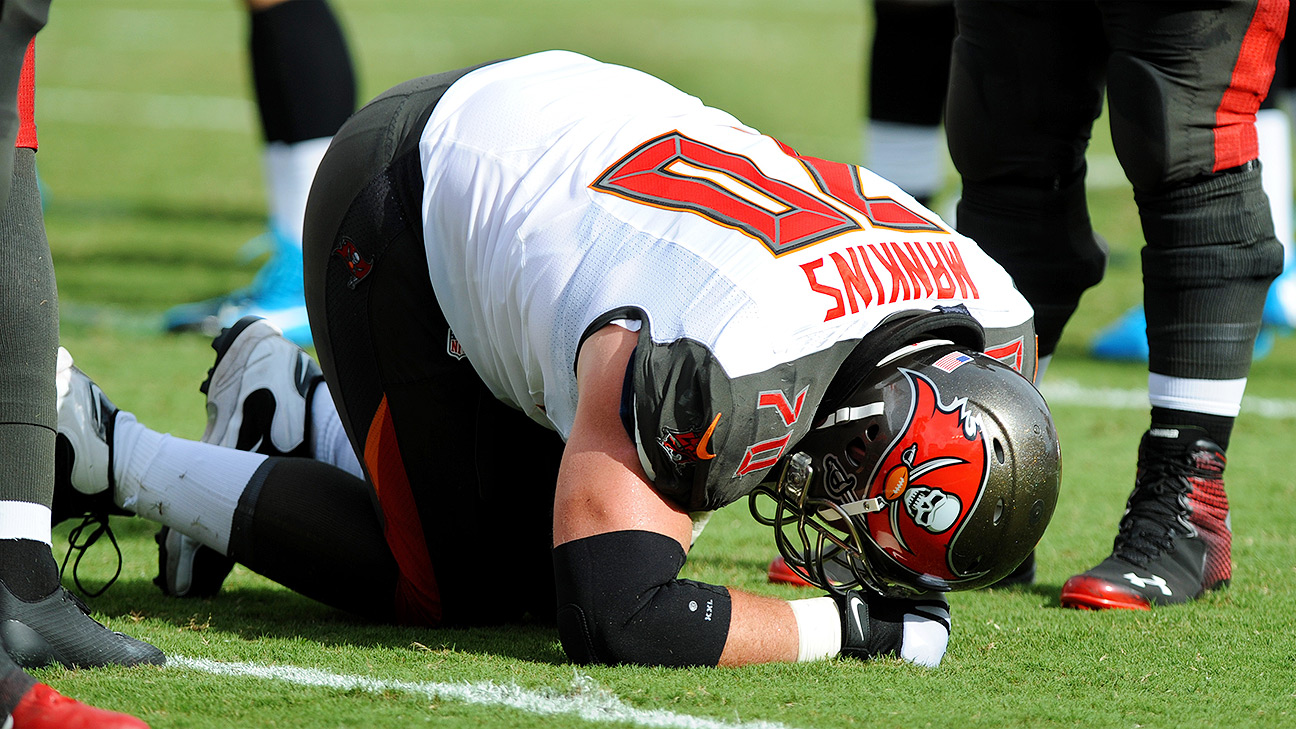 Logan Mankins of Tampa Bay Buccaneers suffers hyperextended knee