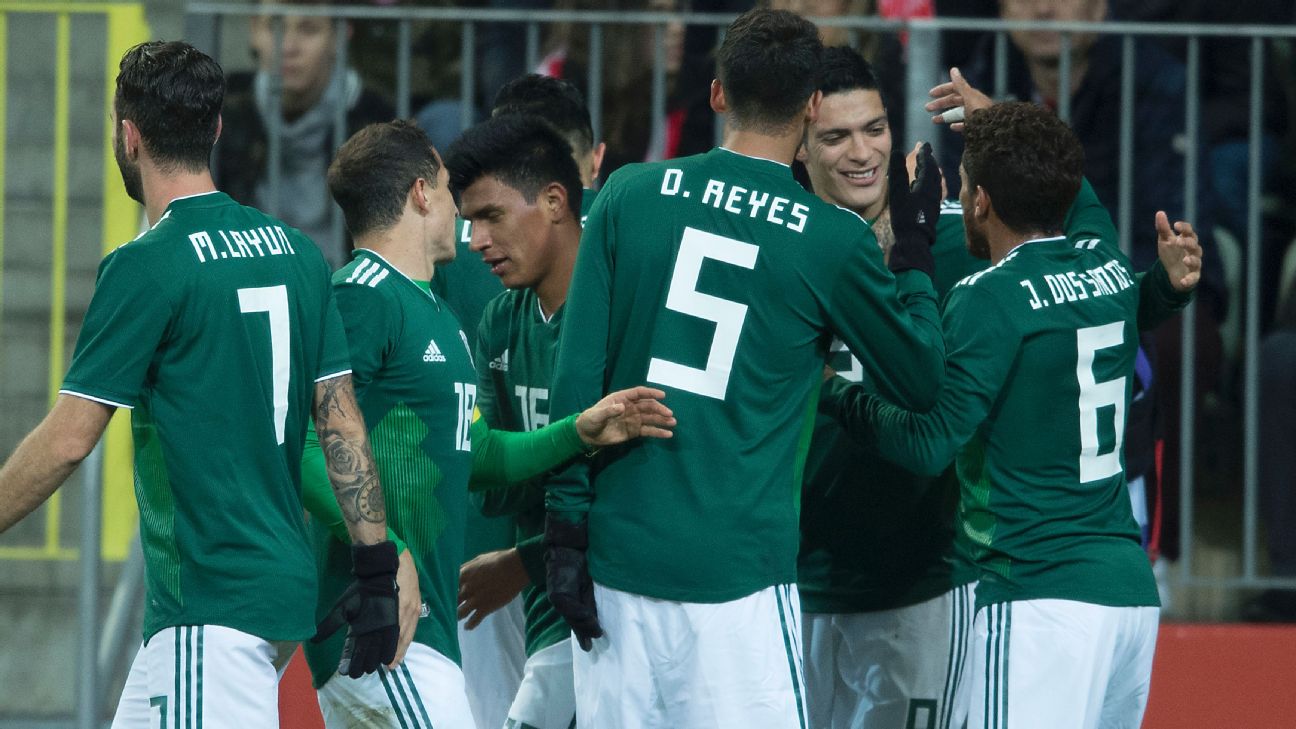 Mxico celebra el gol de Ral Jimnez en Polonia. 