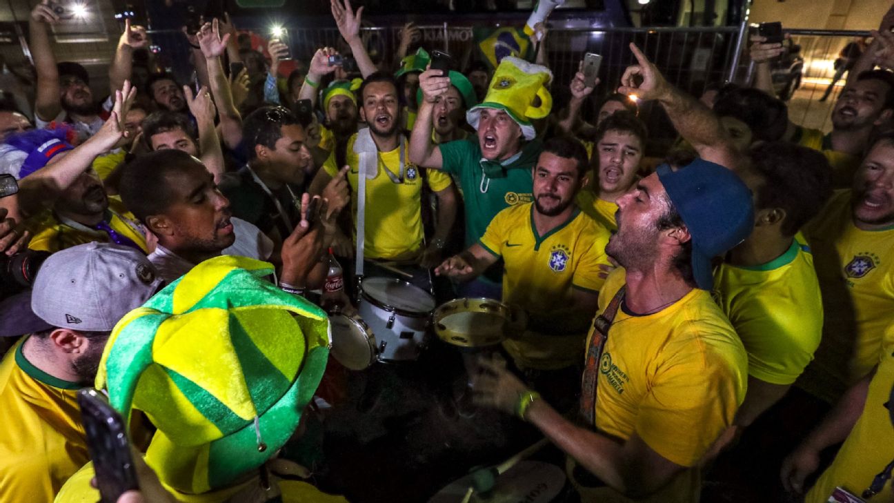 Aficionados de Brasil en la llegada a Samara.