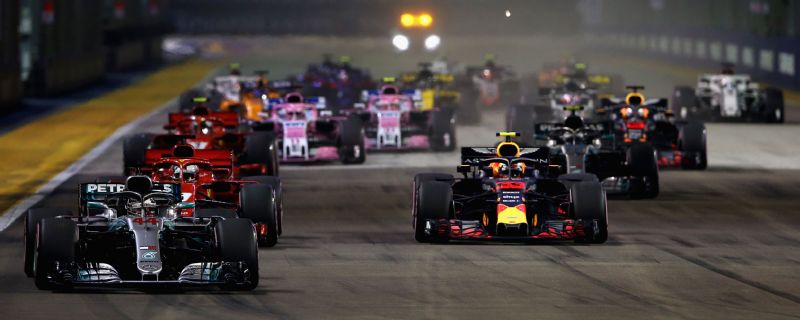 Lewis Hamilton made a clean start to control the Singapore Grand Prix from the early stages.