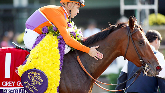 Beholder wins the 2012 Breeders' Cup Juvenile Fillies.