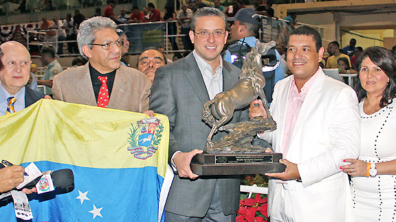 The connection of El De Chine receive the Classico trophy on Sunday.
