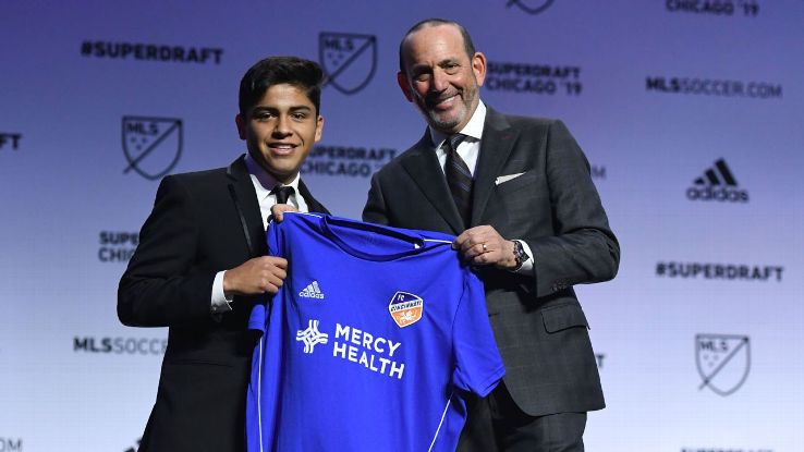 Frankie Amaya, left, poses for a picture with MLS commissioner Don Garber after FC Cincinnati picked him No. 1 in the SuperDraft.