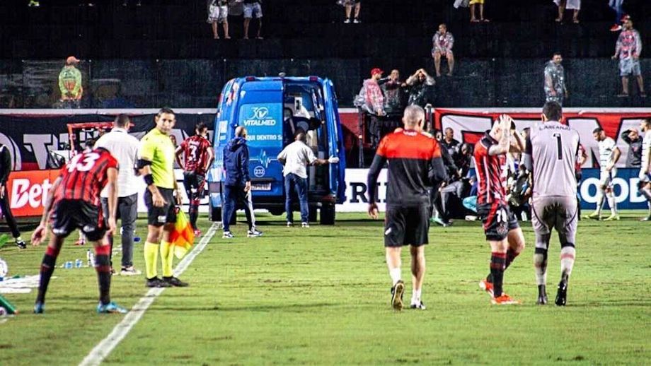 Jogador do Vitória tem fratura confirmada e passa por cirurgia após sair de ambulância contra o Cruzeiro