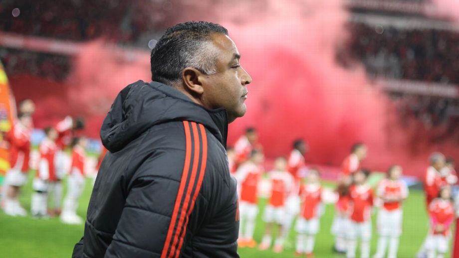 Torcida do Inter protesta, cobra Roger Machado e questiona até salários de atacantes