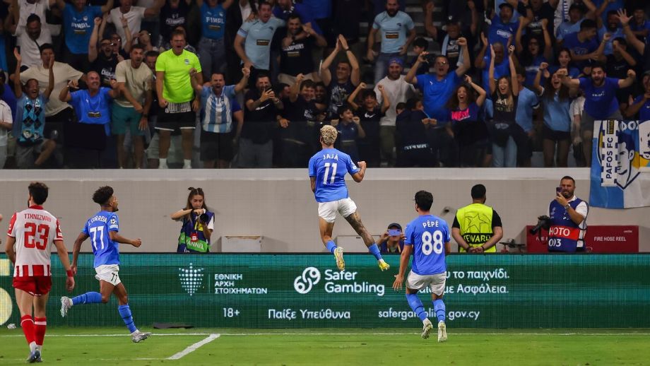 Ex-Cruzeiro faz golaço no fim, comemora igual a Neymar e classifica time de David Luiz para a Champions