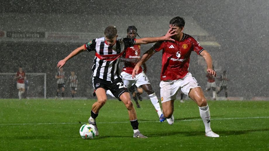 Matheus Cunha perde pênalti, United dá vexame e é eliminado da Copa da Liga por time da 4a divisão