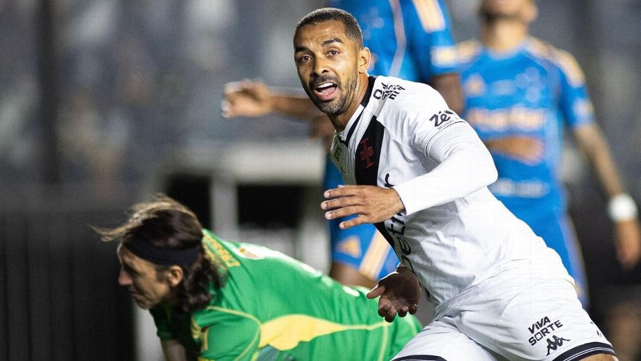 Ancelotti convoca lateral do Vasco para substituir Wesley na seleção