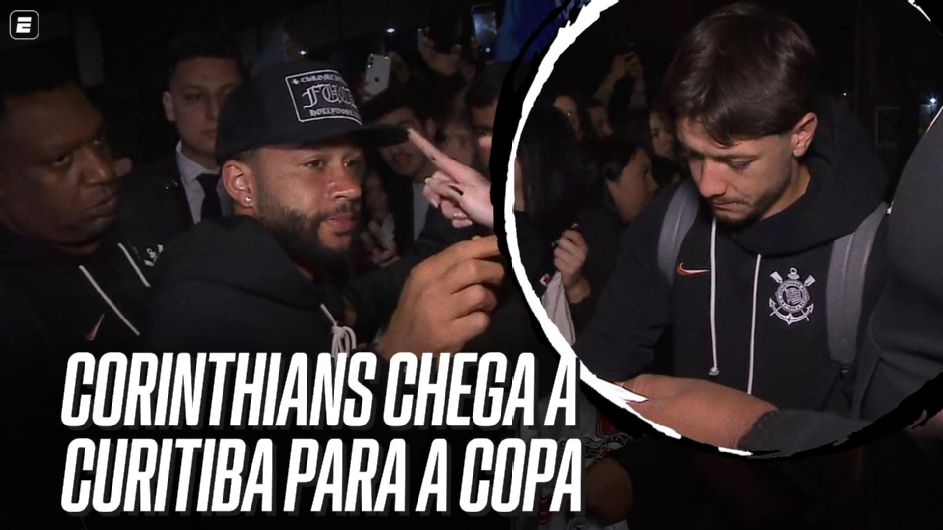 Corinthians chega em Curitiba com festa e Memphis no meio da torcida