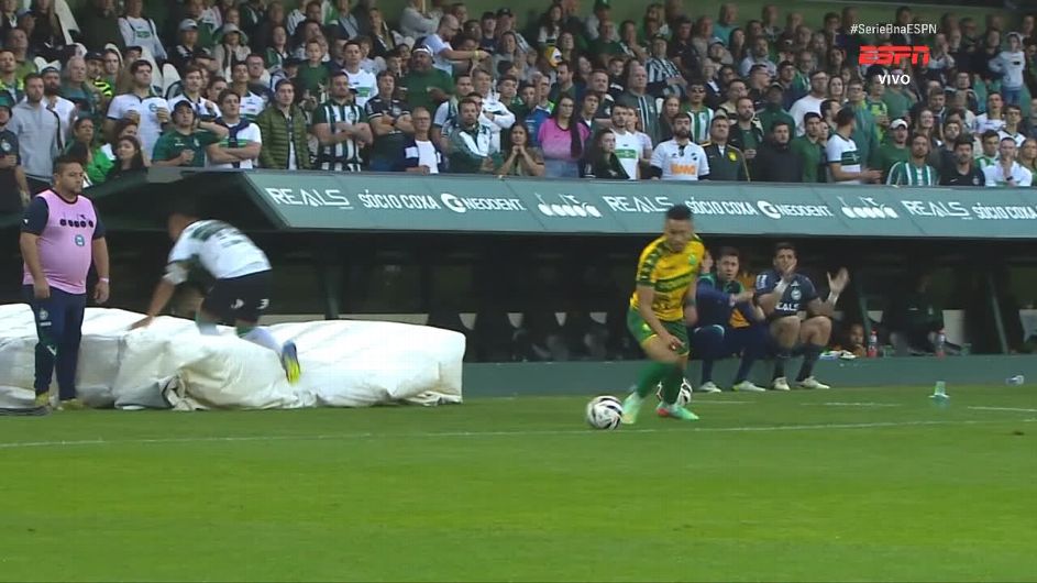 Coritiba despacha Cuiabá com 'chutaço' e jogador saindo de ambulância