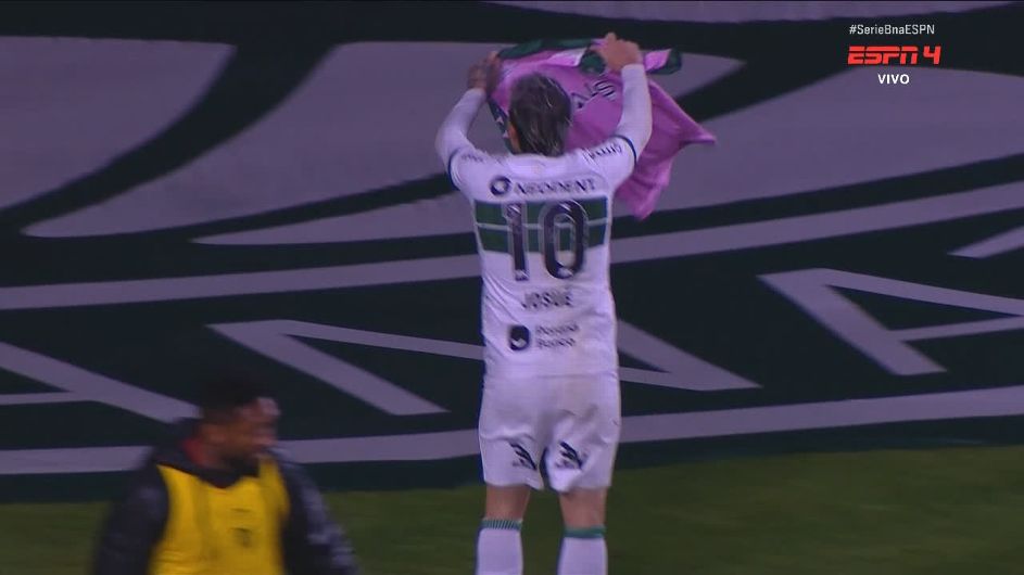 Coritiba vence a terceira seguida, freia reação do Atlético-GO e dispara na liderança