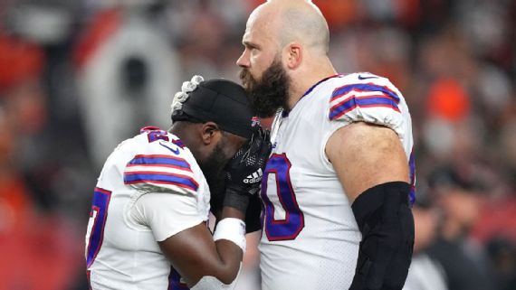 Patriots players react after injured Bills player given CPR, taken off in  ambulance 