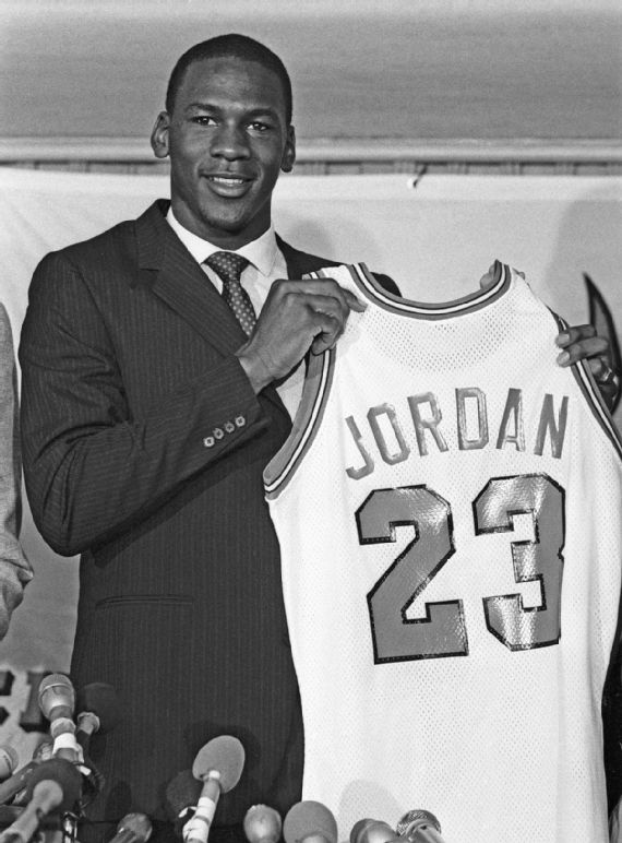 15 Head-Turning Looks That Prove Michael Jordan Was '90s