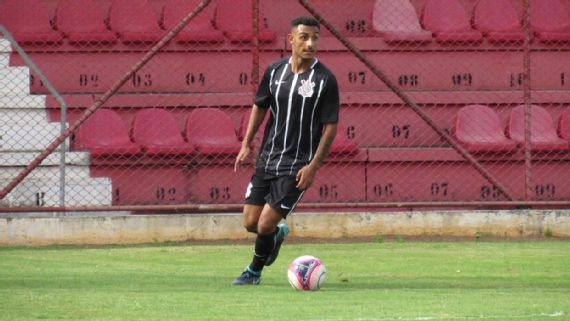 Duas operações no joelho, abandono da mãe e golpe em Dubai: a incrível história do lateral sensação da Copinha