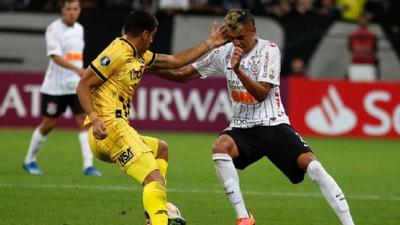 Cantillo ainda aguarda receber luvas que Corinthians prometeu em contratação