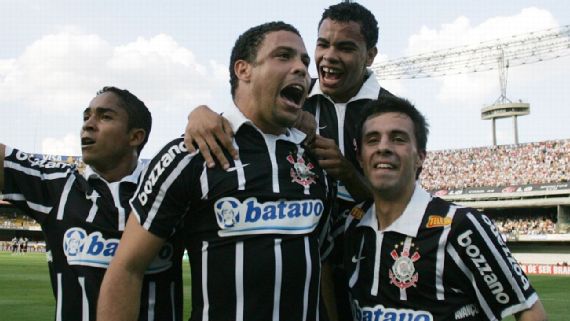 Barba com Tevez e rasgo na perna de Ronaldo: ex-volante conta como astros mudaram Corinthians