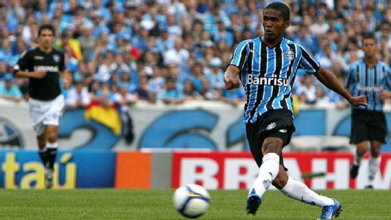 Voltaria a ser destaque, Rivaldo defende volta de Douglas Costa ao Grêmio