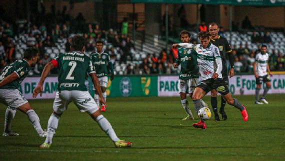 Polícia usa gás de pimenta e jogadores passam mal durante o jogo