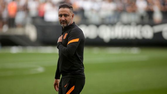 Presidente do Corinthians faz pronunciamento sobre o futuro de técnico Vítor Pereira