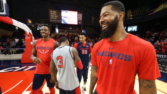 Dwight Howard y Markieff Morris con los Los Angeles Lakers