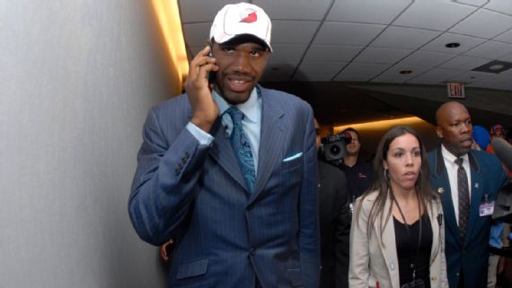 Грег Оден на драфте НБА 2007 после выбора под номером 1 командой Portland Trail Blazers.