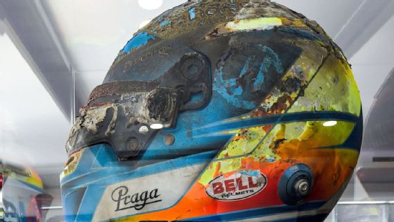 Casco di Romain Grosjean dopo l`incidente in Bahrain