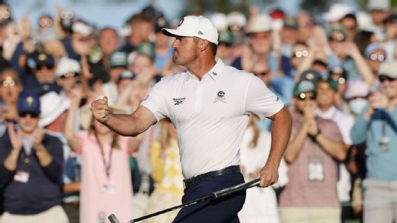 Bryson DeChambeau reacciona tras embocar un largo putt para birdie en el hoyo 18 para terminar la tercera ronda.