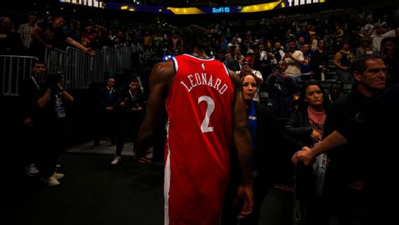 Kawhi Leonard playing basketball