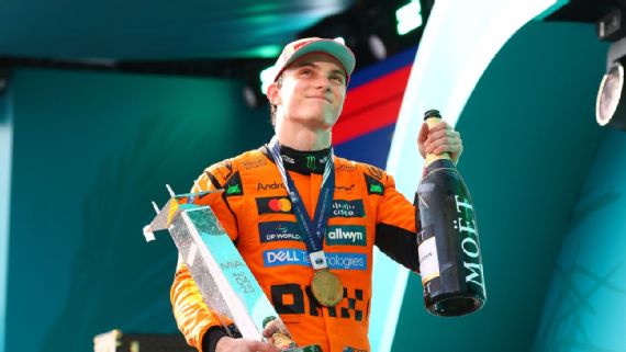 Oscar Piastri celebra su victoria en Miami GP