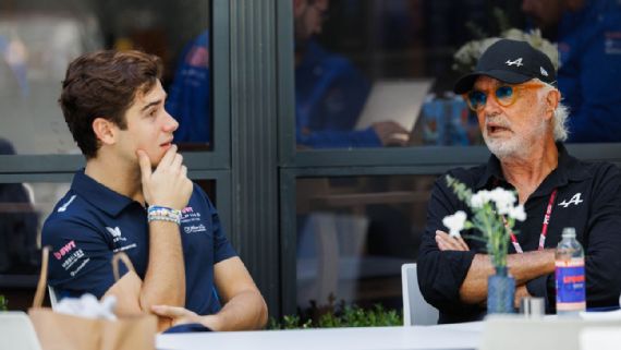 Flavio Briatore y Oli Oakes en el paddock de F1