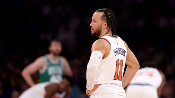 Jalen Brunson playing basketball