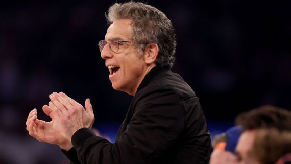 Ben Stiller sentados a pie de pista