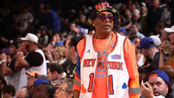 Spike Lee sentados a pie de pista