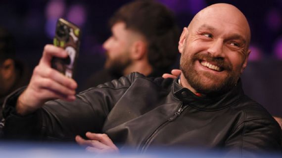 Tyson Fury⁣ in boxing stance, reiterating⁢ his retirement plans.