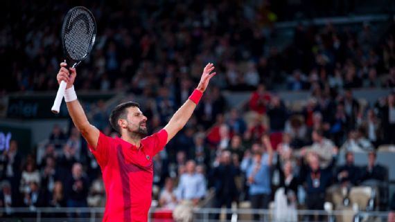 Novak Djokovic derrotou Alexander Zverev nos quartos de final na quarta-feira no Open de França.