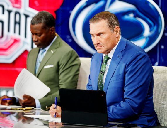 Dan Mullen ⁣on the set of ESPN's College Football Wraps.